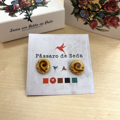 Par de botões amarelos e castanhos com padrão espiral em cartão Pássaro de Seda e caixa decorada com flores