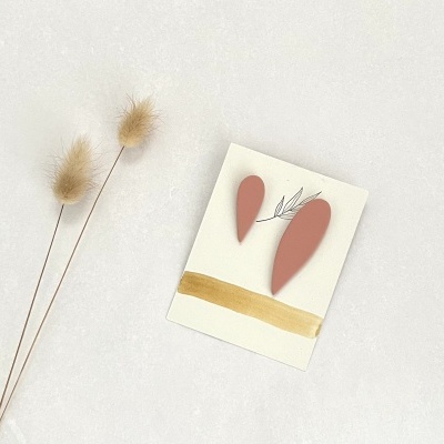 Cartão branco com elementos terracota e ramos secos sobre fundo branco