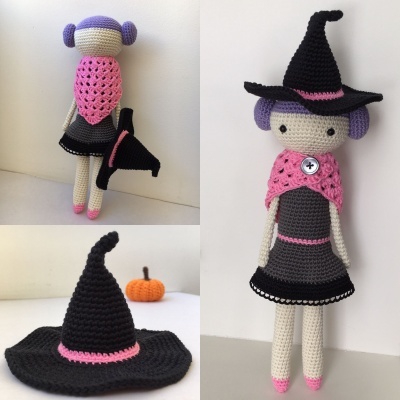 Boneca de croché vestida de bruxa com acessórios e uma abóbora decorativa