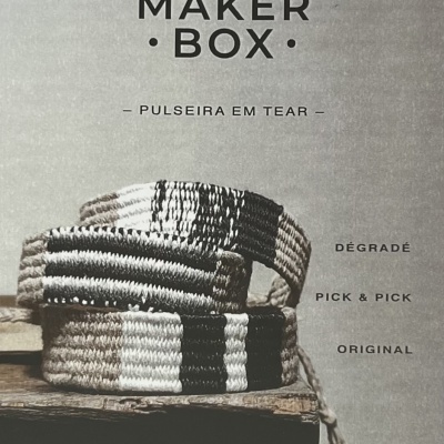Pulseiras em tear em tons neutros sobre madeira com texto promocional