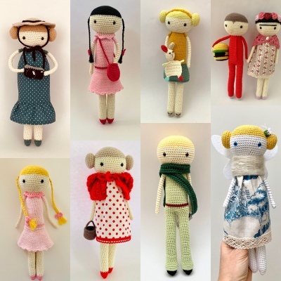 Oito bonecas de crochê coloridas com acessórios e roupas distintas, exibidas individualmente em fundos neutros.