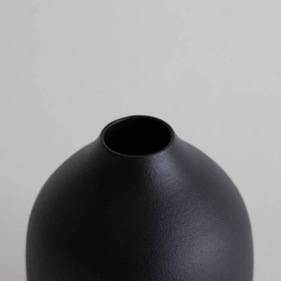 Vaso preto mate arredondado com boca estreita