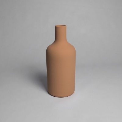 Frasco cilíndrico castanho de cerâmica com superfície fosca
