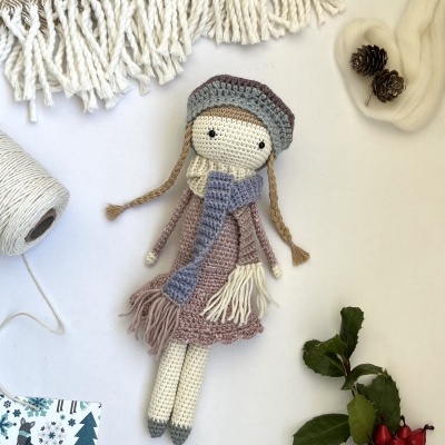 Boneca de croché com vestido e acessórios coloridos