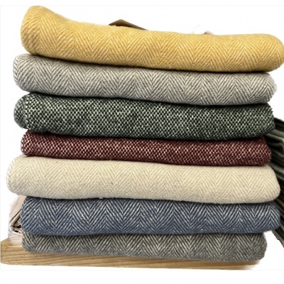 Seis mantas de lã com padrão espinha de peixe empilhadas