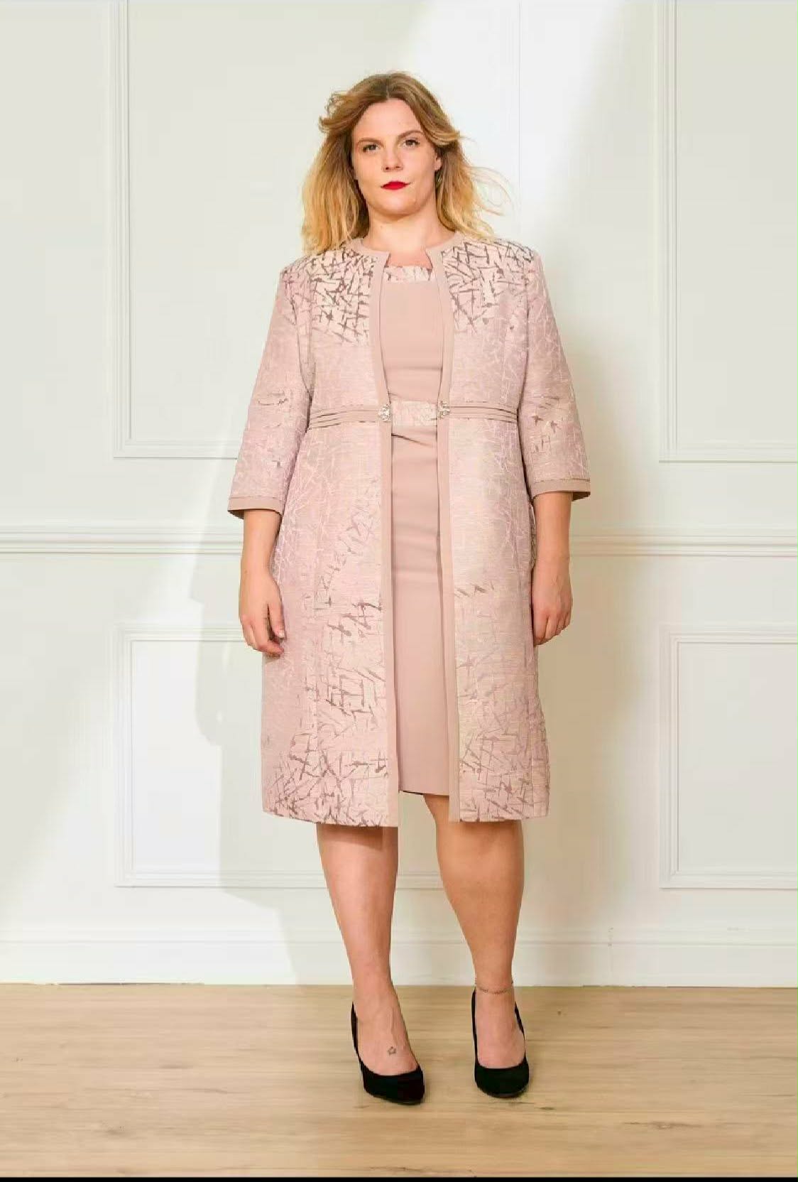 JM2310 - Fato de Senhora Mulher com vestido rosa e casaco rosa claro com padrão abstrato