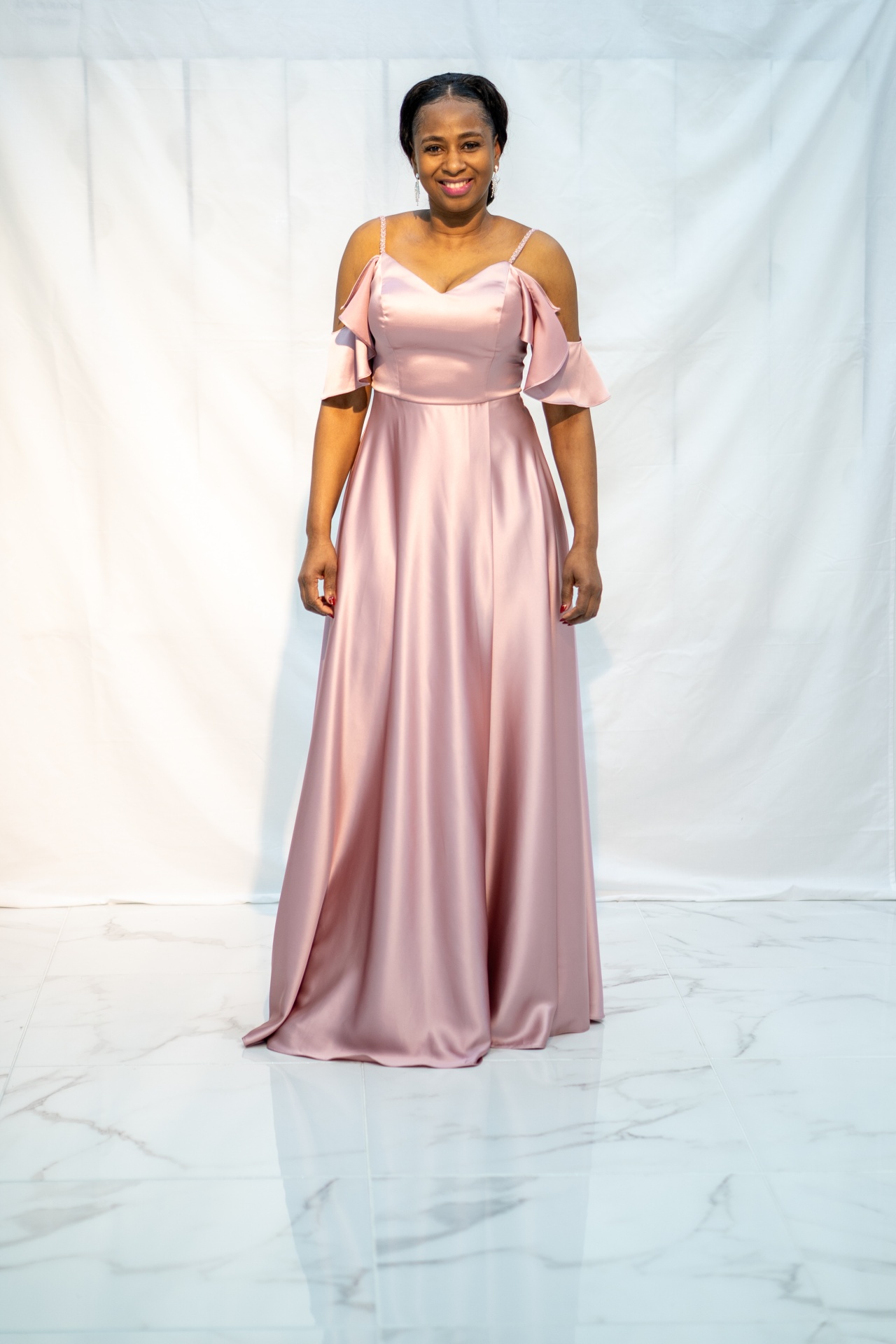 JMR6663 - Vestido Comprido Vestido longo cor-de-rosa em tecido acetinado com ombros à mostra