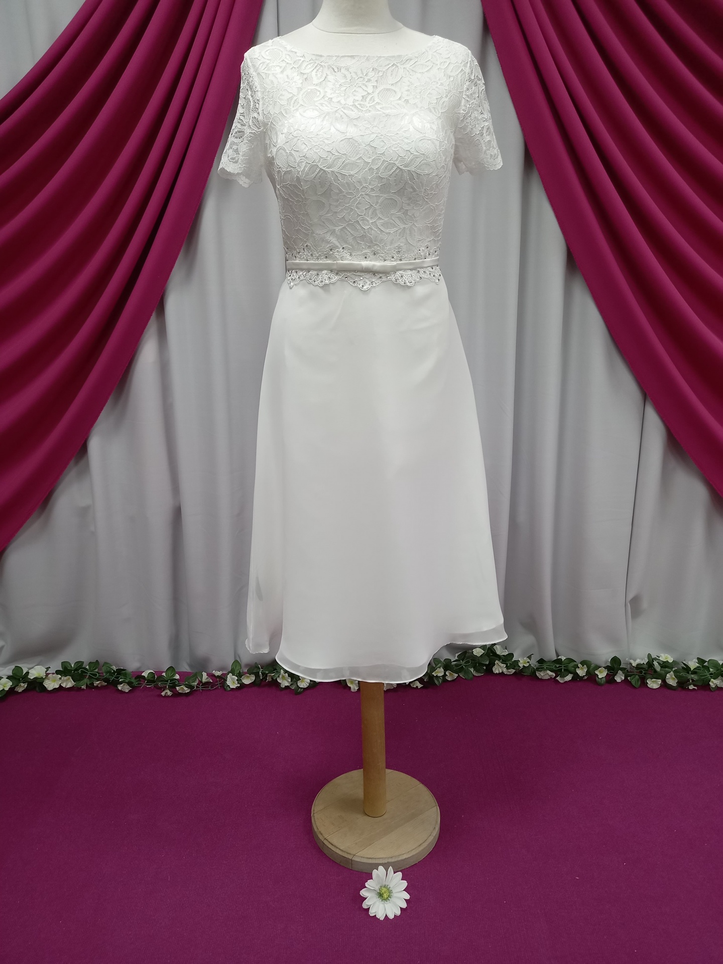 JMR8198 - Vestido Curto Vestido branco com renda e saia lisa em manequim com cortinas ao fundo