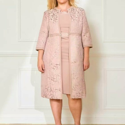 Mulher com vestido rosa e casaco rosa claro com padrão abstrato