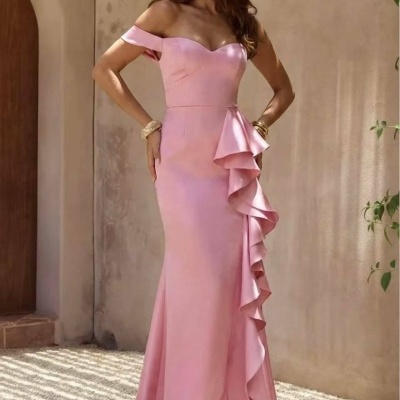 Vestido comprido rosa com folhos em cascata no lado direito e decote ombro a ombro