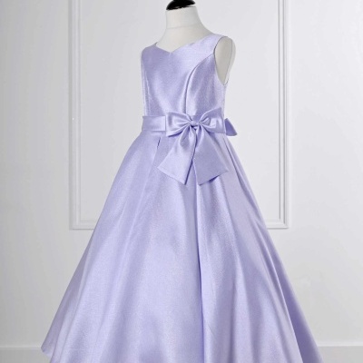 Vestido lilás longo com laço e saia ampla em manequim