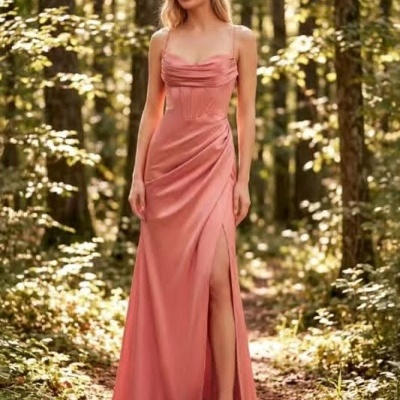 Vestido longo cor de rosa com racha lateral usado em floresta