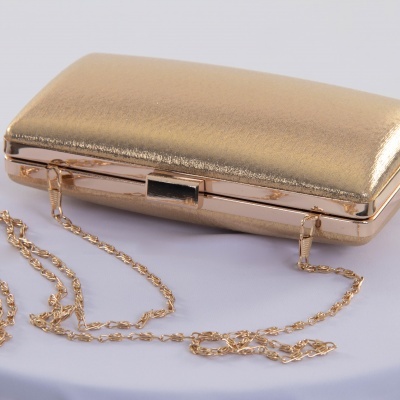 Mala de senhora dourada com corrente fina