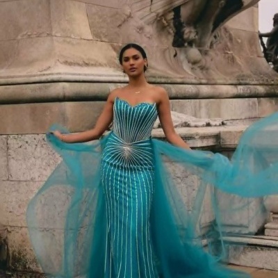 Vestido comprido azul turquesa com brilhos e tule esvoaçante