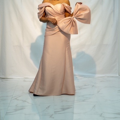 Vestido longo rosa claro com laço grande na frente