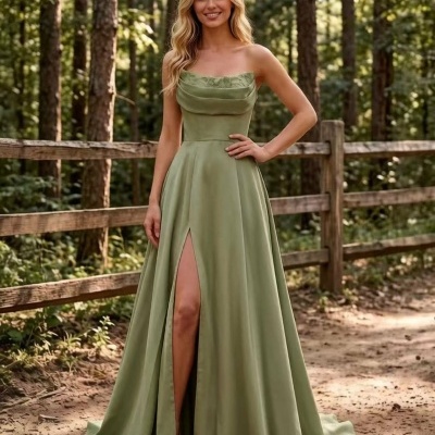 Vestido verde claro com alças e fenda frontal usado ao ar livre