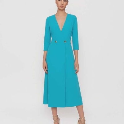 Vestido midi azul turquesa com decote em V e botões dourados