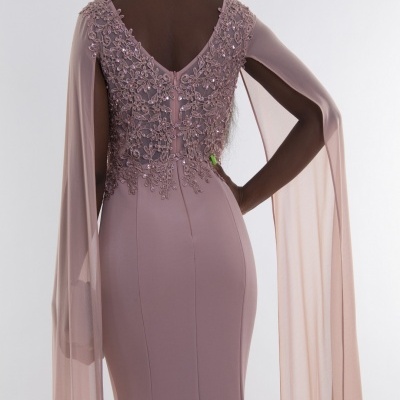 Vestido longo rosa pastel com renda e pedraria nas costas e mangas transparentes