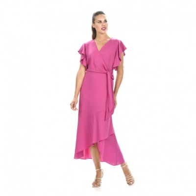 Vestido rosa fluido com folhos e corte assimétrico