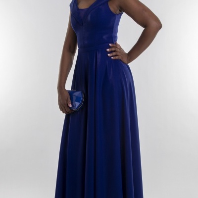 Vestido longo azul escuro decote em V e clutch azul