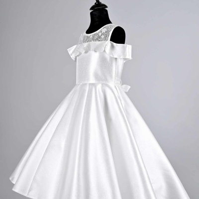 Vestido branco de festa para criança com saia rodada assimétrica e renda no peito