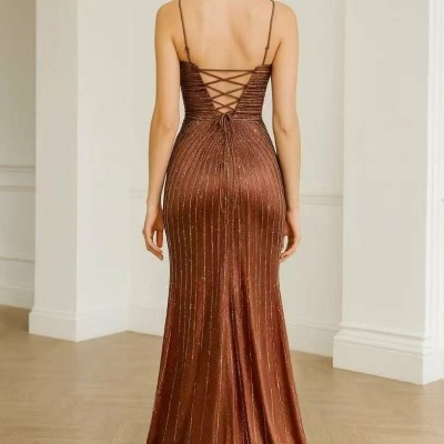 Vestido longo castanho com riscas douradas e costas com amarração