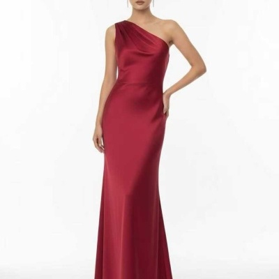 Vestido longo vinho acetinado com decote de um ombro