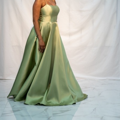 Vestido longo verde acetinado com alças finas