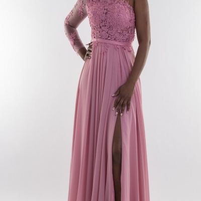 Vestido de festa rosa com um ombro só e manga em renda