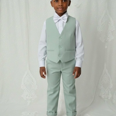 Menino com fato verde-acinzentado, camisa branca e gravata borboleta