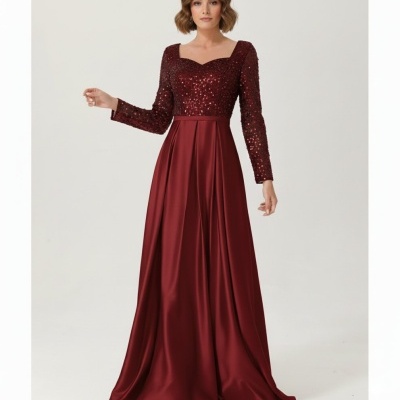 Vestido de noite vinho com lantejoulas e saia acetinada