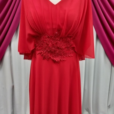Vestido vermelho fluido com aplicação floral bordada vermelho e mangas transparentes