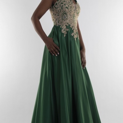 Vestido longo verde com bordados dourados na parte superior