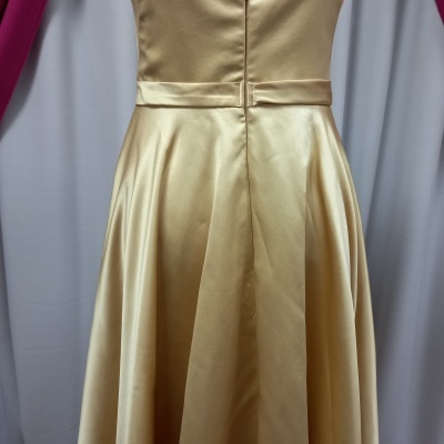 Vestido dourado acetinado com cintura ajustada e saia plissada