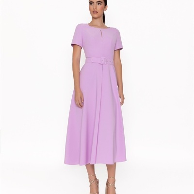 Vestido midi lilás com cinto e mangas curtas usado por mulher