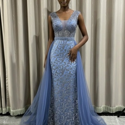 Vestido longo azul brilhante com tule transparente e padrão floral