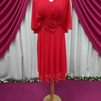 Vestido vermelho fluido com renda na cintura em manequim