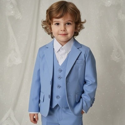 Menino com fato azul claro e camisa branca