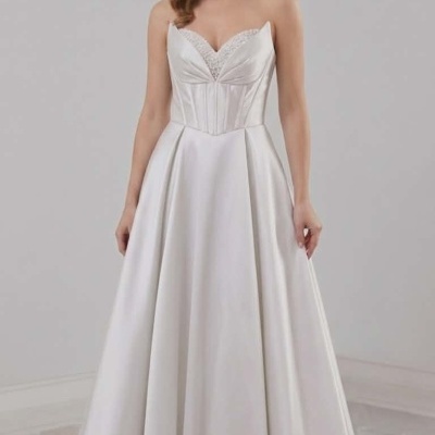 Vestido de noiva branco com corpete em renda e saia ampla