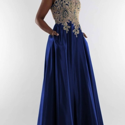 Vestido longo azul com detalhes dourados no corpete e bolsos laterais