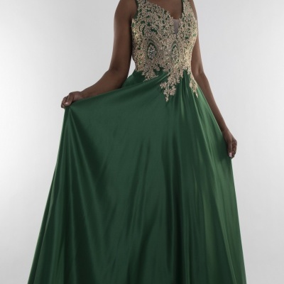 Vestido longo verde com bordados dourados no corpete