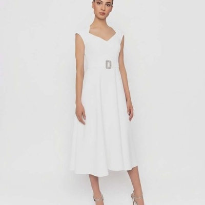 Vestido branco feminino com cinto e fivela prateada