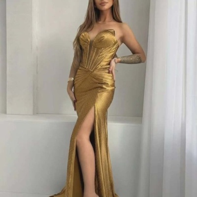 Vestido de cerimónia dourado com brilho e decote coração