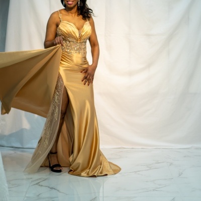 Vestido de festa dourado com detalhes em renda brilhante e racha na perna