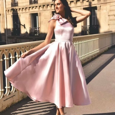 Vestido longo rosa claro com alça decorada e sapatos dourados.