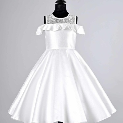 Vestido branco para menina com saia rodada e detalhes em renda