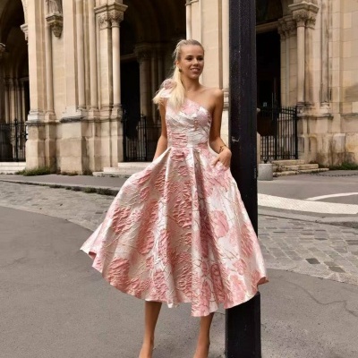 Vestido midi jacquard rosa e bege com padrão floral e corte assimétrico ombro único