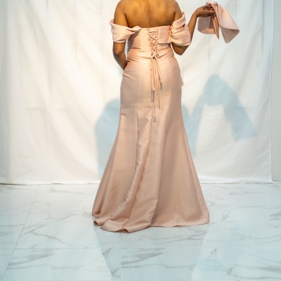 Vestido comprido rosa bebé ombros caídos com atacadores nas costas e bolsa cor de rosa bebê