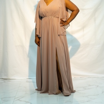 Vestido longo bege com mangas soltas e fenda lateral