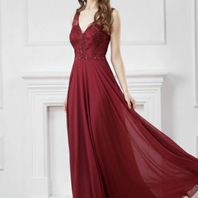 Vestido longo vinho com corpete bordado em renda e saia fluída